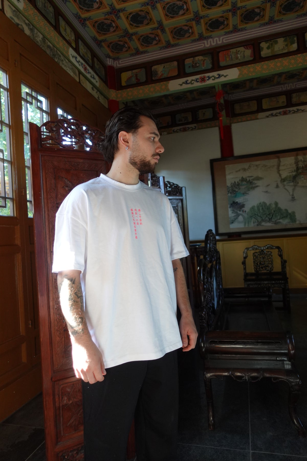 Detailaufnahme eines Bushido Streetwear-Shirts