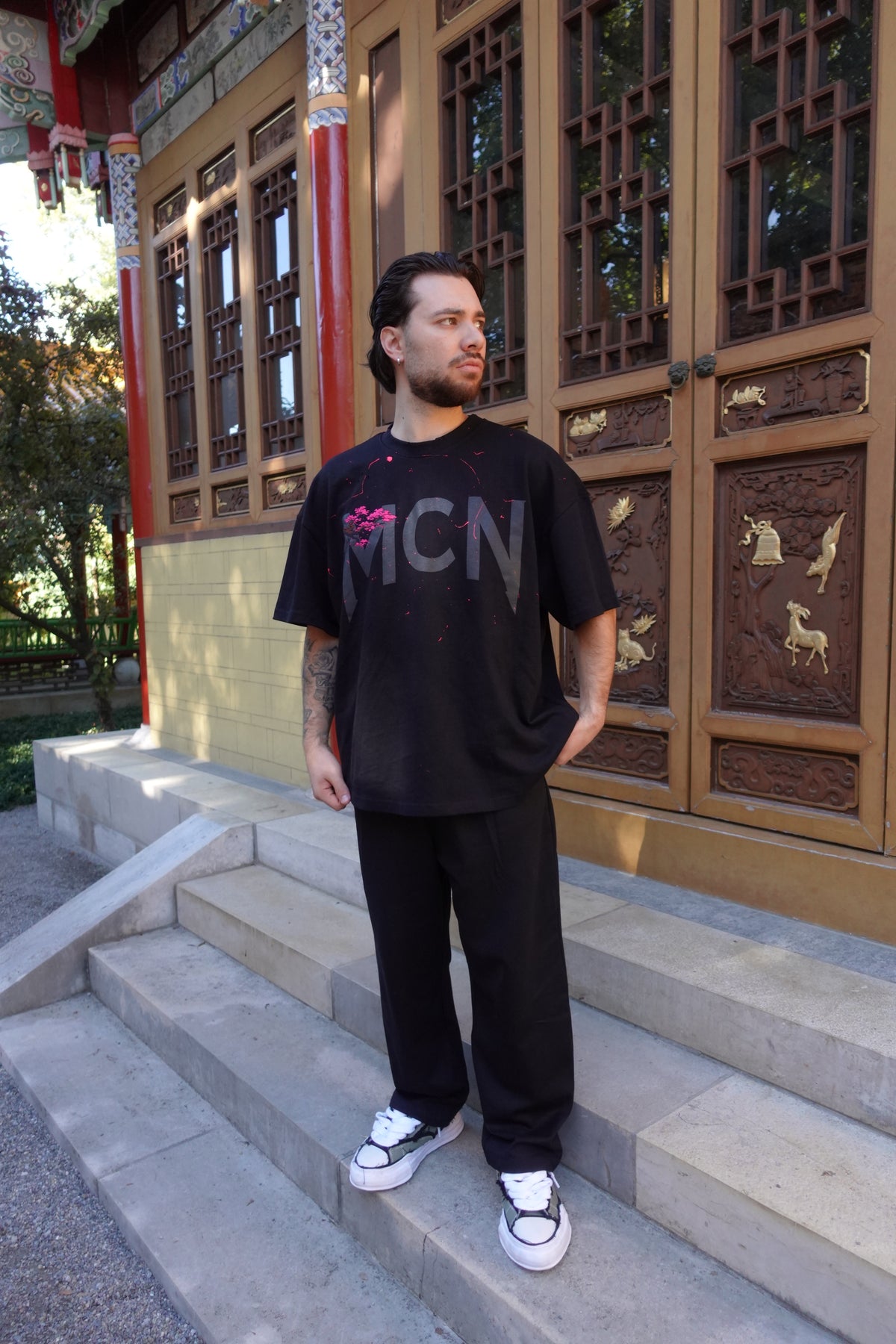 Schwarzes T-Shirt mit Kirschbaumstickerei